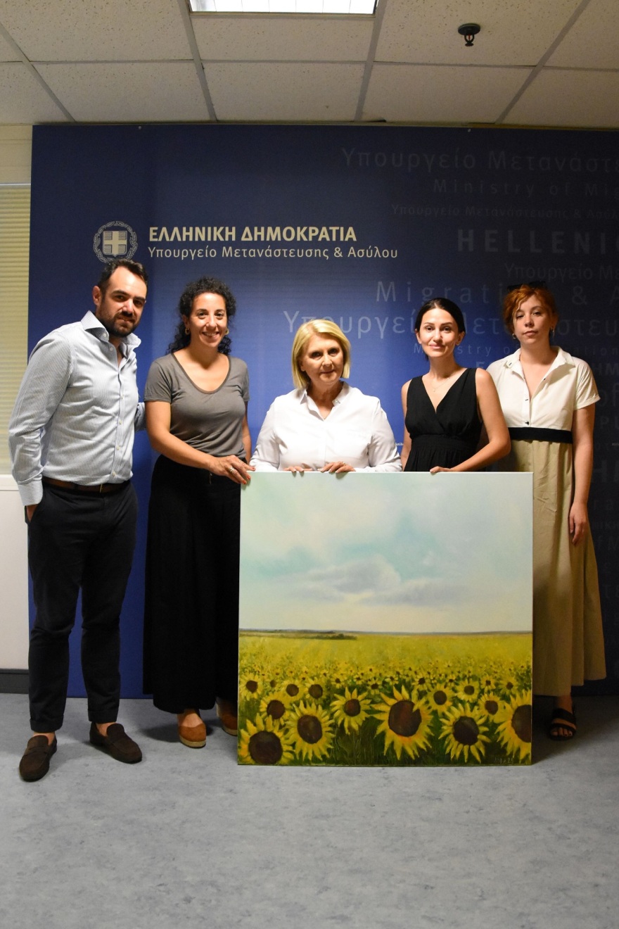 Ουκρανή πρόσφυγας που εντάχθηκε στο πρόγραμμα Helios έκανε δώρο στη Βούλτεψη τα «ηλιοτρόπια της Ουκρανίας»