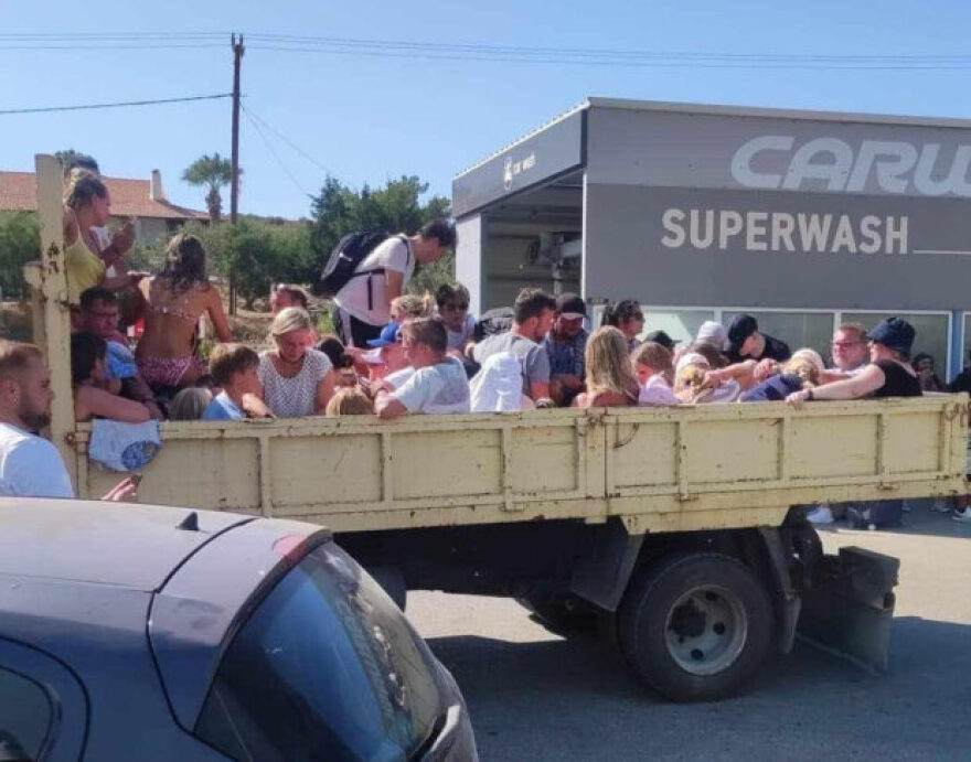 Φωτιά στη Ρόδο: Δείτε εικόνες από την επιχείρηση απομάκρυνσης των τουριστών από τα μέτωπα