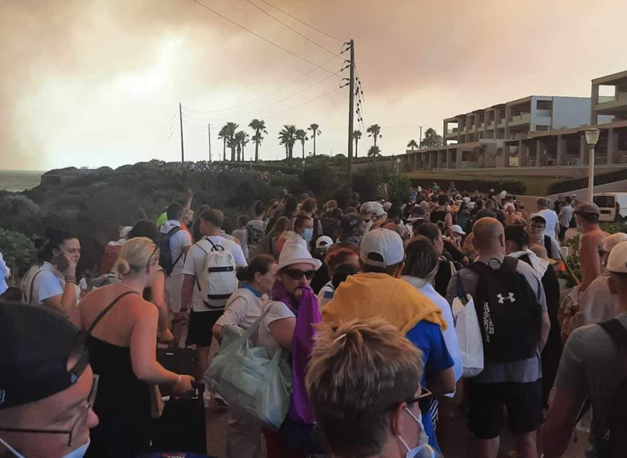 Φωτιά στη Ρόδο: Δείτε εικόνες από την επιχείρηση απομάκρυνσης των τουριστών από τα μέτωπα