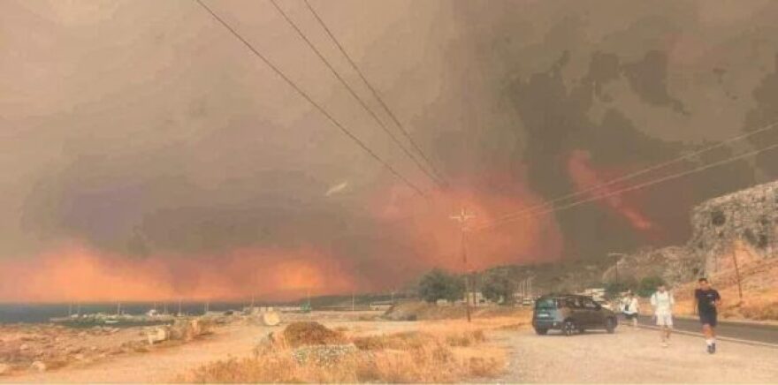 Φωτιά στη Ρόδο: Δείτε εικόνες από την επιχείρηση απομάκρυνσης των τουριστών από τα μέτωπα