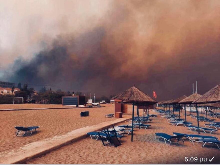 Φωτιά στη Ρόδο: Εκκενώσεις δια θαλάσσης - Έφτασε σε ξενοδοχεία η πυρκαγιά