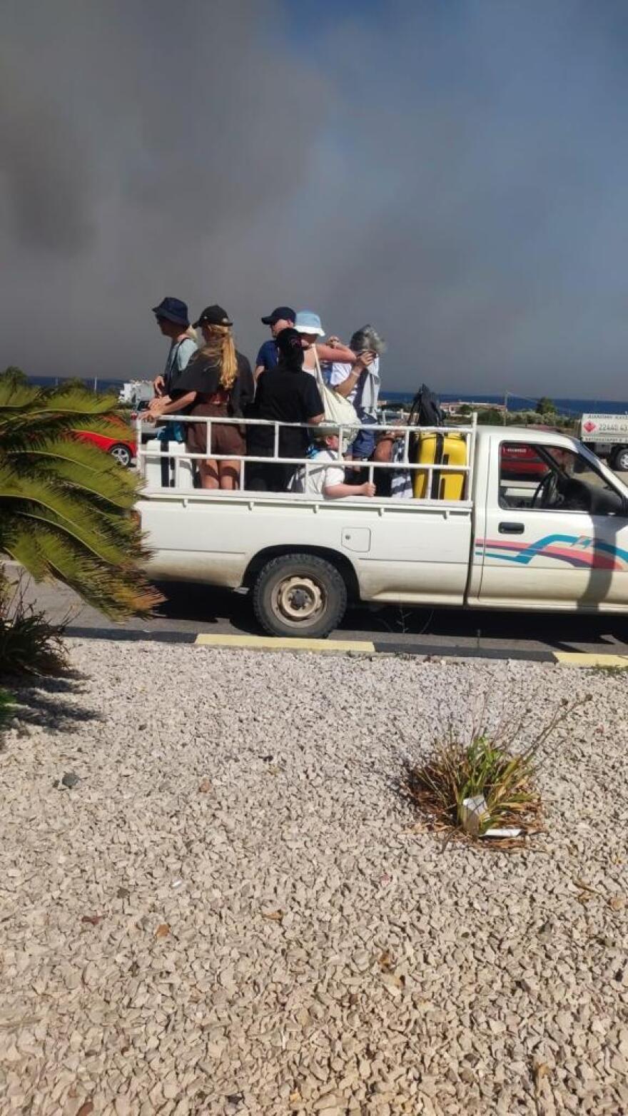 Φωτιά στη Ρόδο: Εκκενώσεις δια θαλάσσης - Έφτασε σε ξενοδοχεία η πυρκαγιά