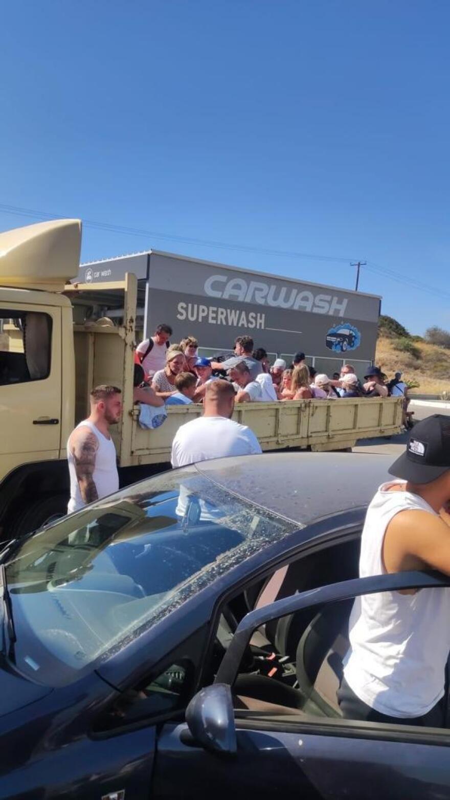 Φωτιά στη Ρόδο: Εκκενώσεις δια θαλάσσης - Έφτασε σε ξενοδοχεία η πυρκαγιά