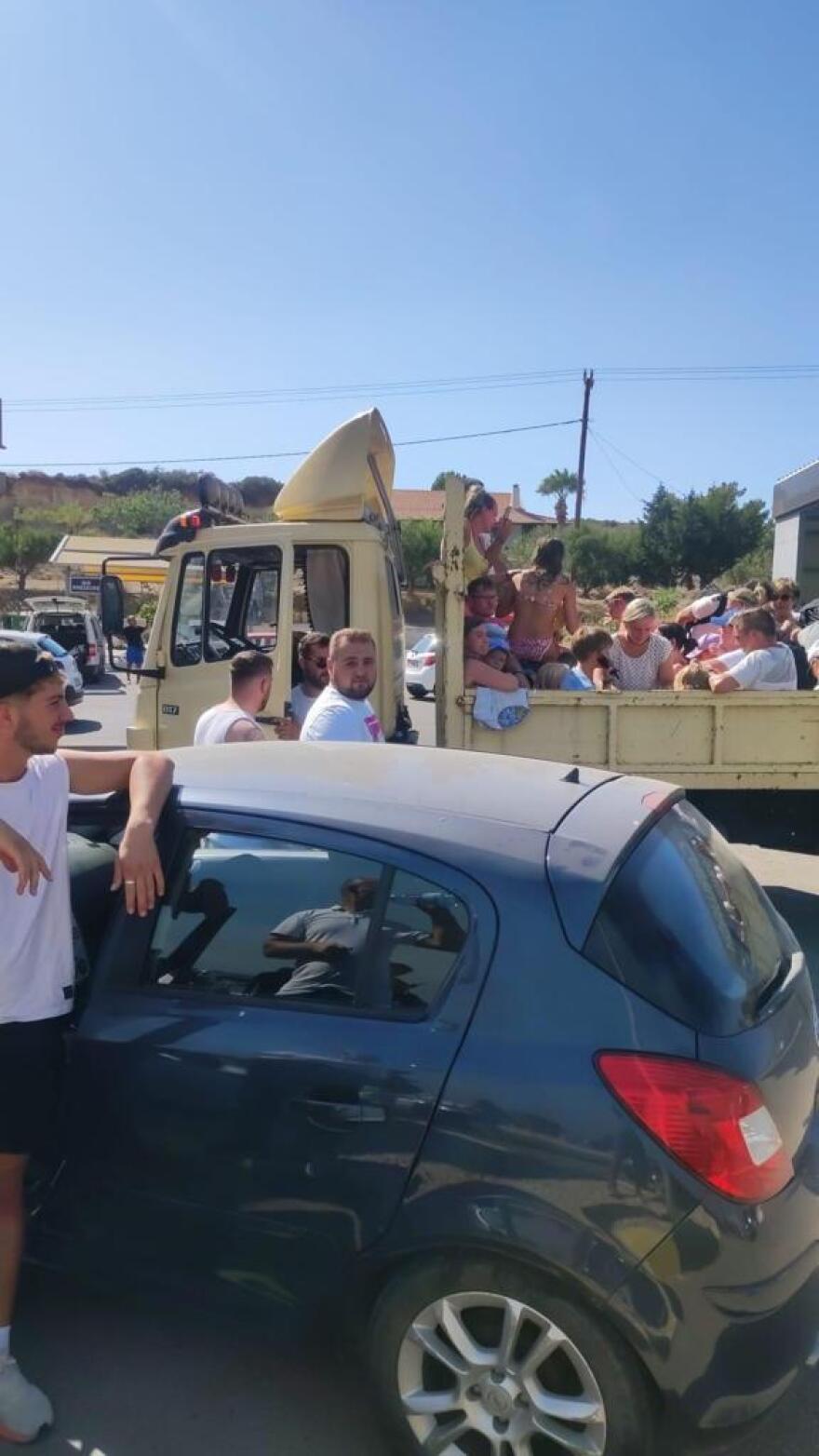 Φωτιά στη Ρόδο: Εκκενώσεις δια θαλάσσης - Έφτασε σε ξενοδοχεία η πυρκαγιά