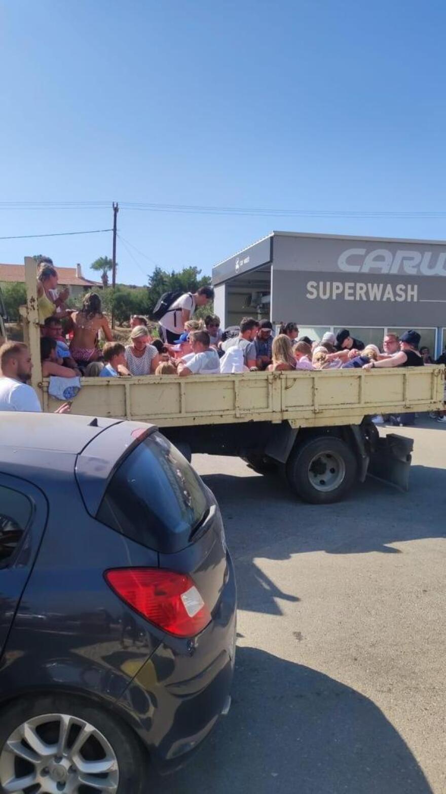 Φωτιά στη Ρόδο: Εκκενώσεις δια θαλάσσης - Έφτασε σε ξενοδοχεία η πυρκαγιά