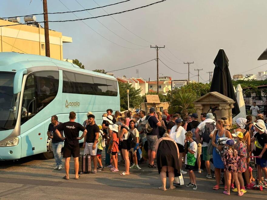  Πρωτοφανής επιχείρηση διάσωσης στη Ρόδο: Οργανωμένες εκκενώσεις 30.000 ανθρώπων με όλα τα μέσα