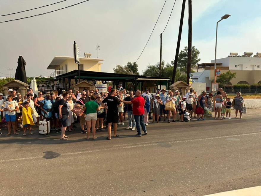  Πρωτοφανής επιχείρηση διάσωσης στη Ρόδο: Οργανωμένες εκκενώσεις 30.000 ανθρώπων με όλα τα μέσα