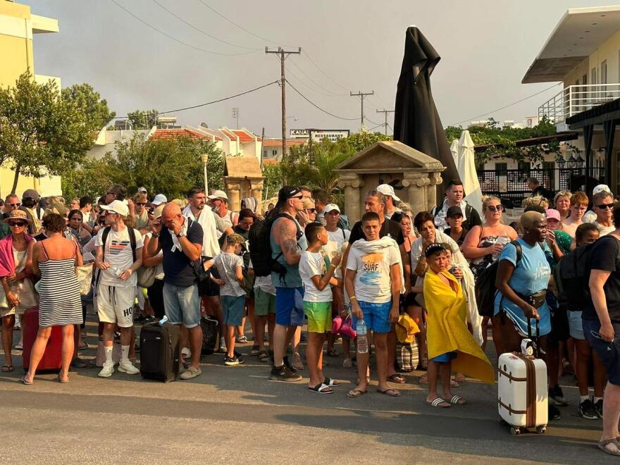  Πρωτοφανής επιχείρηση διάσωσης στη Ρόδο: Οργανωμένες εκκενώσεις 30.000 ανθρώπων με όλα τα μέσα