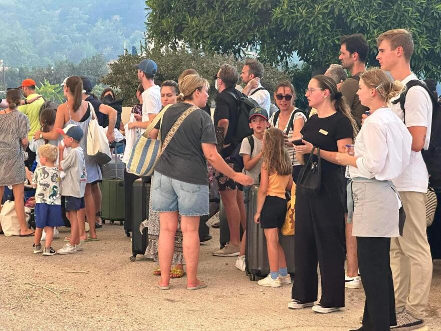  Πρωτοφανής επιχείρηση διάσωσης στη Ρόδο: Οργανωμένες εκκενώσεις 30.000 ανθρώπων με όλα τα μέσα