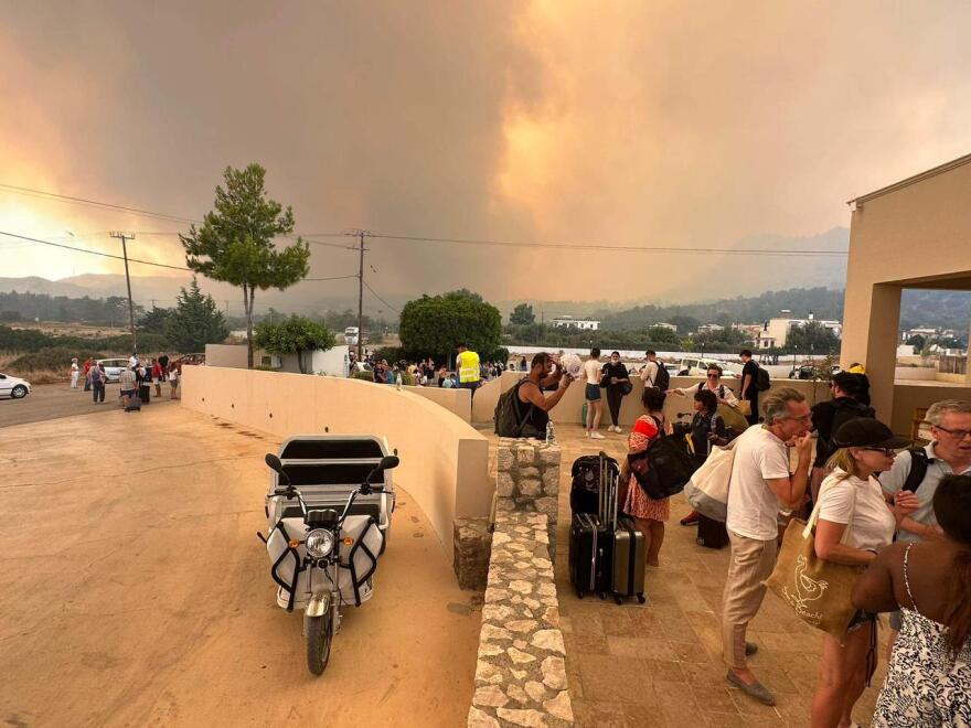  Πρωτοφανής επιχείρηση διάσωσης στη Ρόδο: Οργανωμένες εκκενώσεις 30.000 ανθρώπων με όλα τα μέσα