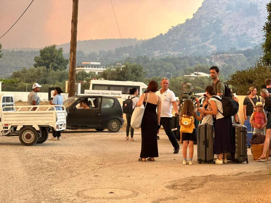  Πρωτοφανής επιχείρηση διάσωσης στη Ρόδο: Οργανωμένες εκκενώσεις 30.000 ανθρώπων με όλα τα μέσα