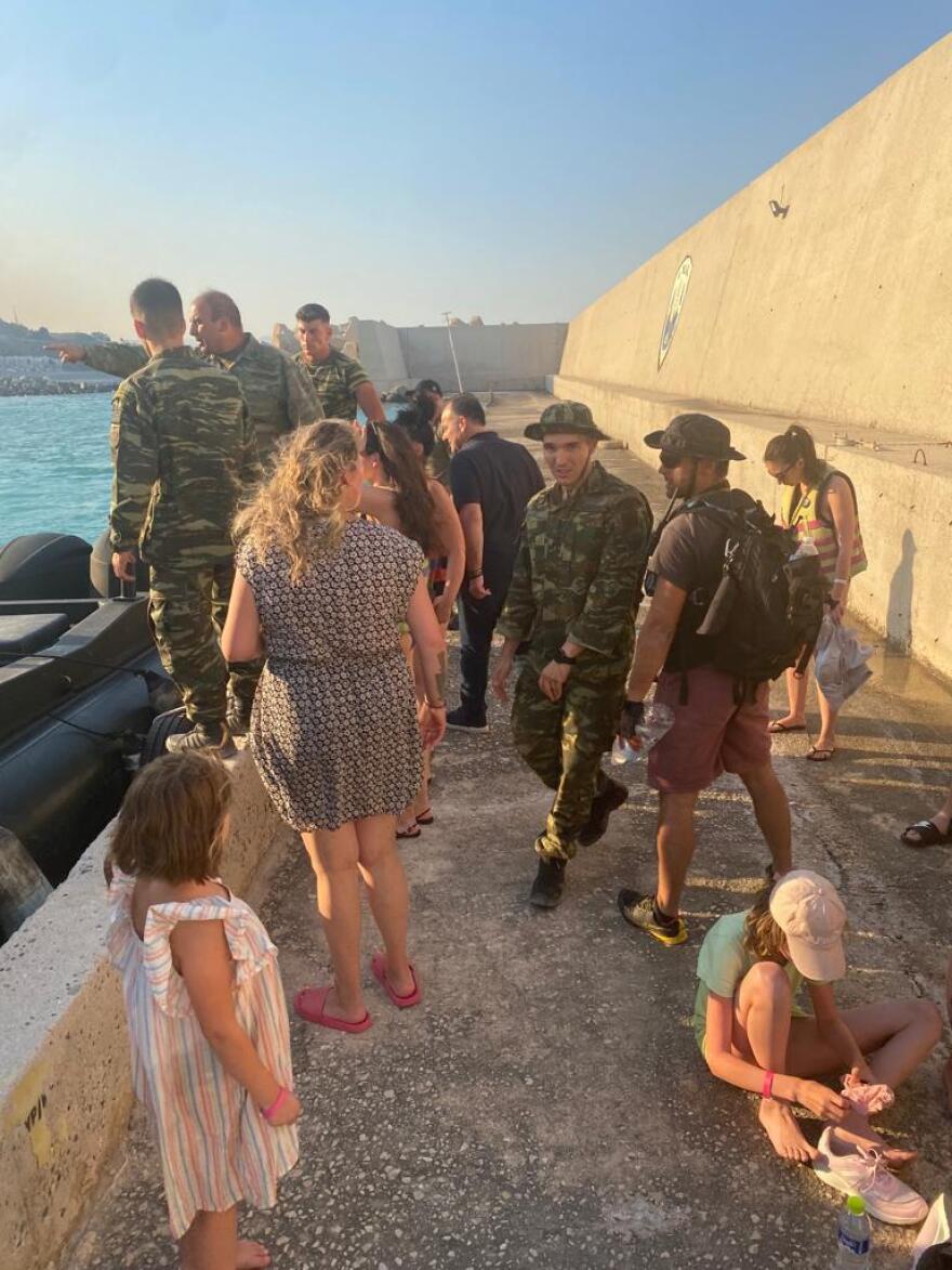  Πρωτοφανής επιχείρηση διάσωσης στη Ρόδο: Οργανωμένες εκκενώσεις 30.000 ανθρώπων με όλα τα μέσα