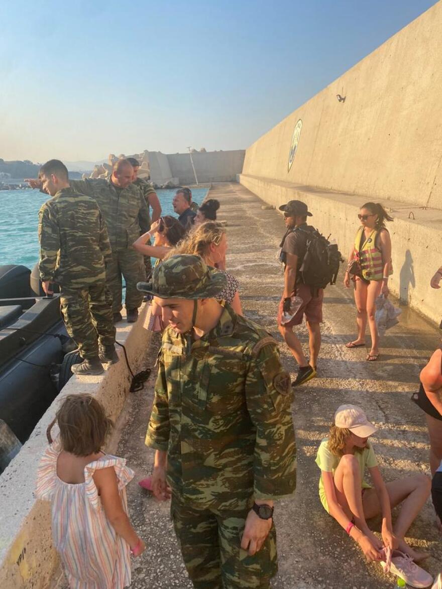  Πρωτοφανής επιχείρηση διάσωσης στη Ρόδο: Οργανωμένες εκκενώσεις 30.000 ανθρώπων με όλα τα μέσα