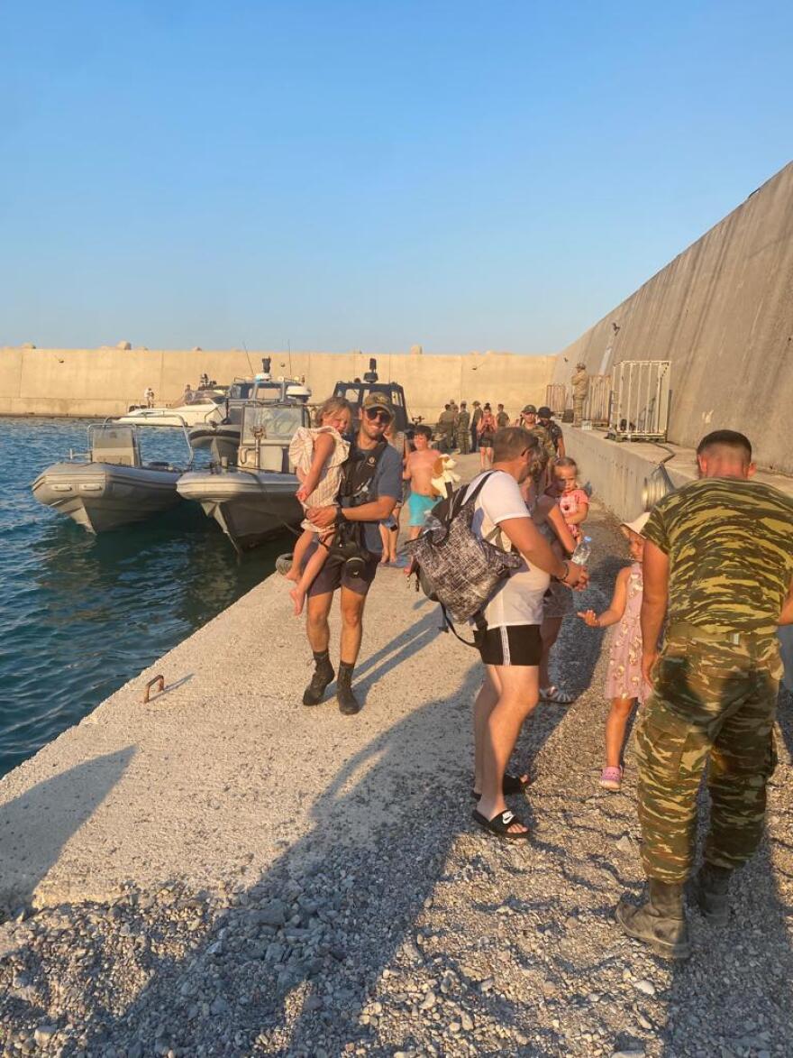  Πρωτοφανής επιχείρηση διάσωσης στη Ρόδο: Οργανωμένες εκκενώσεις 30.000 ανθρώπων με όλα τα μέσα