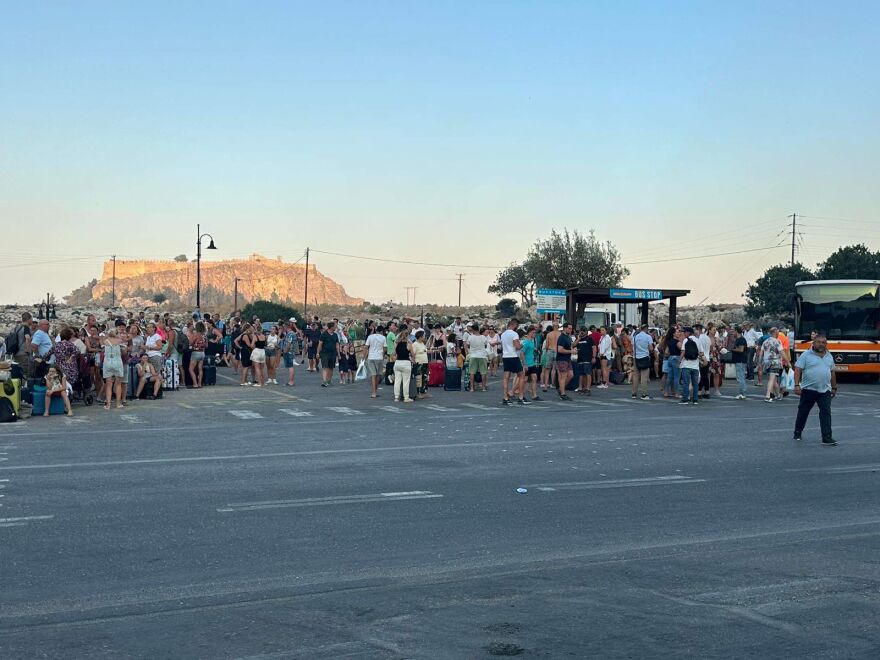  Πρωτοφανής επιχείρηση διάσωσης στη Ρόδο: Οργανωμένες εκκενώσεις 30.000 ανθρώπων με όλα τα μέσα