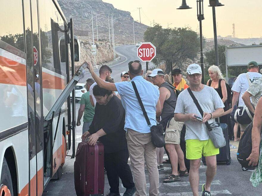  Πρωτοφανής επιχείρηση διάσωσης στη Ρόδο: Οργανωμένες εκκενώσεις 30.000 ανθρώπων με όλα τα μέσα