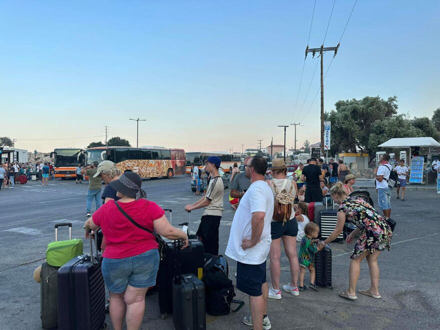  Πρωτοφανής επιχείρηση διάσωσης στη Ρόδο: Οργανωμένες εκκενώσεις 30.000 ανθρώπων με όλα τα μέσα