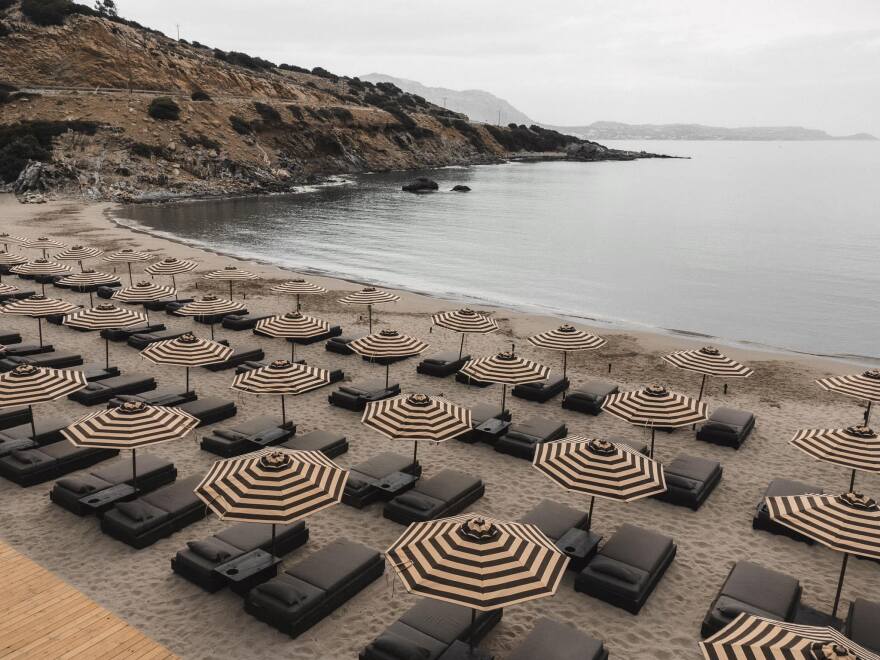 Φωτιά στη Ρόδο: Κάηκε γνωστό beach bar - Δείτε βίντεο και φωτογραφίες