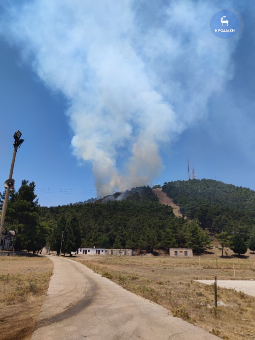 Μαίνεται το πύρινο μέτωπο στη Ρόδο - Καταφτάνουν δυνάμεις από Ρουμανία και Σλοβακία