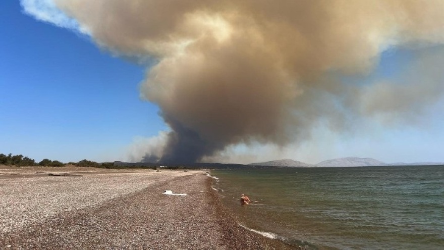 Εκτός ελέγχου η πυρκαγιά στη Ρόδο: Νέο μήνυμα του 112 για να εκκενωθούν Ασκληπιείο και Κιοτάρι
