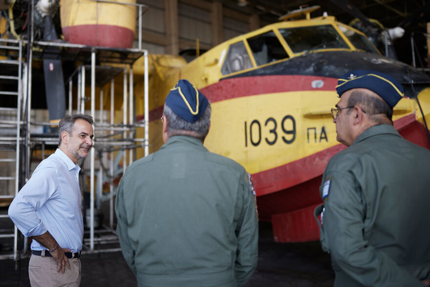 Μητσοτάκης από το αεροδρόμιο της Ελευσίνας: Θα τρέξουν «σφαίρα» τα προγράμματα για νέα Canadair