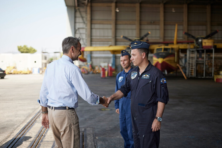 Μητσοτάκης από το αεροδρόμιο της Ελευσίνας: Θα τρέξουν «σφαίρα» τα προγράμματα για νέα Canadair
