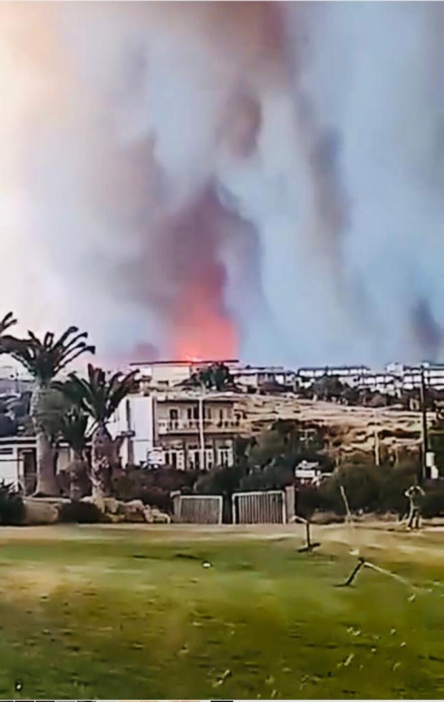 Φωτιά στη Ρόδο: Εκκενώσεις δια θαλάσσης - Έφτασε σε ξενοδοχεία η πυρκαγιά