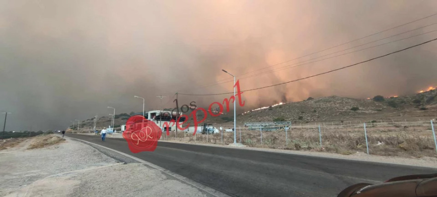 Φωτιά στη Ρόδο: Εκκενώσεις δια θαλάσσης - Έφτασε σε ξενοδοχεία η πυρκαγιά