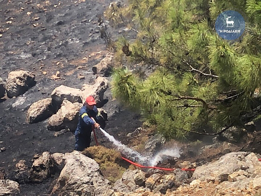 Μαίνεται το πύρινο μέτωπο στη Ρόδο - Καταφτάνουν δυνάμεις από Ρουμανία και Σλοβακία