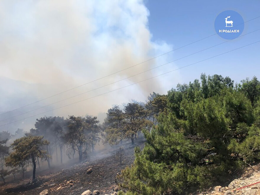 Μαίνεται το πύρινο μέτωπο στη Ρόδο - Καταφτάνουν δυνάμεις από Ρουμανία και Σλοβακία
