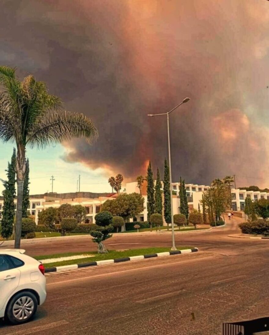 Φωτιά στη Ρόδο: Δείτε εικόνες από την επιχείρηση απομάκρυνσης των τουριστών από τα μέτωπα