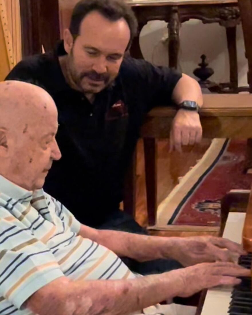 Κώστας Μακεδόνας: Επισκέφθηκε τον Μίμη Πλέσσα - Οι φωτογραφίες από το σπίτι του συνθέτη