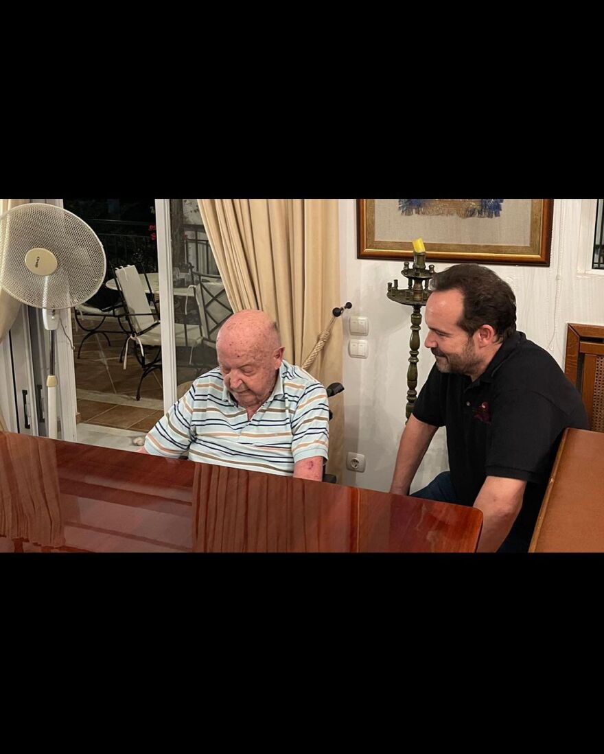 Κώστας Μακεδόνας: Επισκέφθηκε τον Μίμη Πλέσσα - Οι φωτογραφίες από το σπίτι του συνθέτη