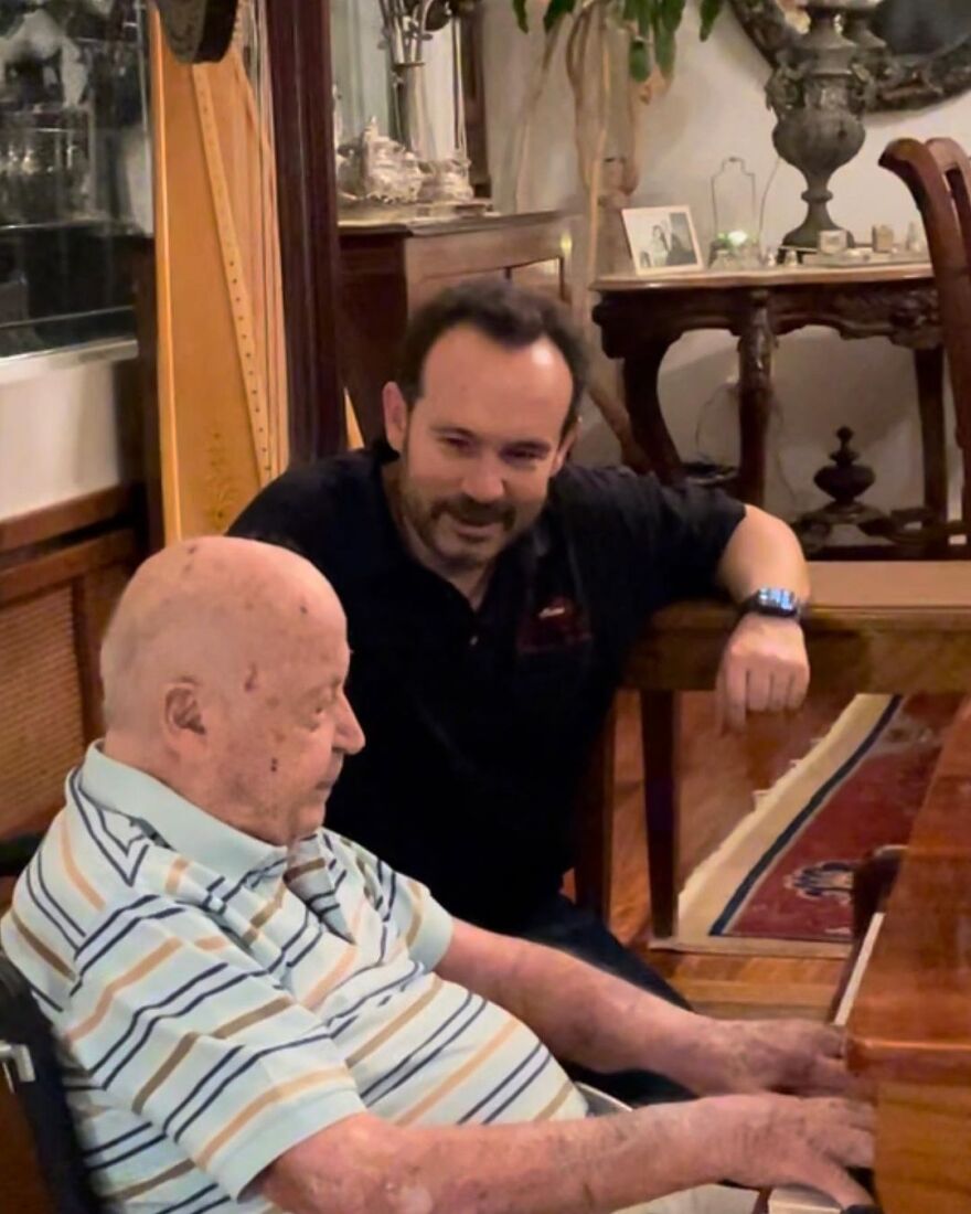 Κώστας Μακεδόνας: Επισκέφθηκε τον Μίμη Πλέσσα - Οι φωτογραφίες από το σπίτι του συνθέτη