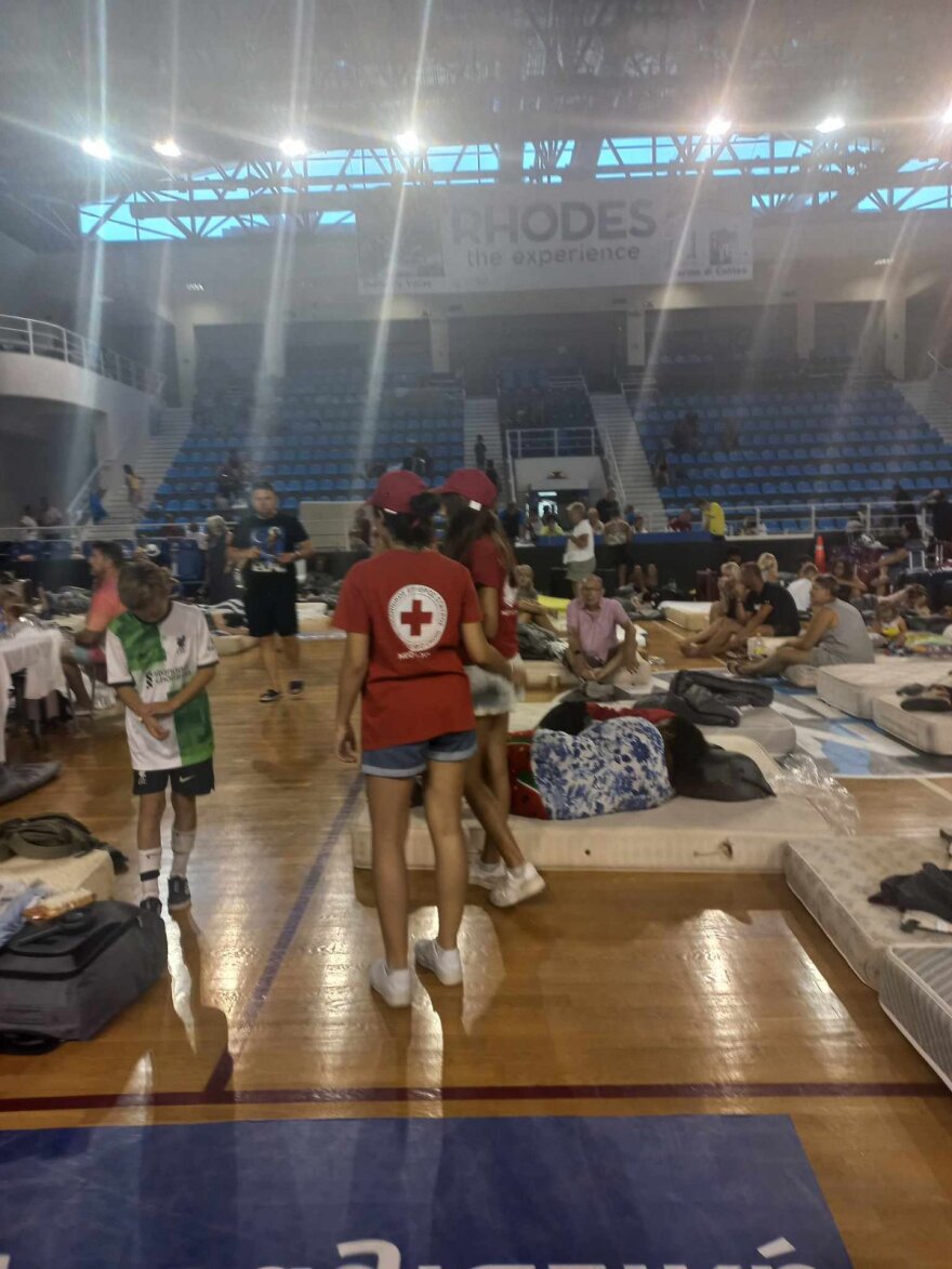 Φωτιά στη Ρόδο: Συγκινητική η ανταπόκριση των εθελοντών του Ελληνικού Ερυθρού Σταυρού (βίντεο και φωτογραφίες)