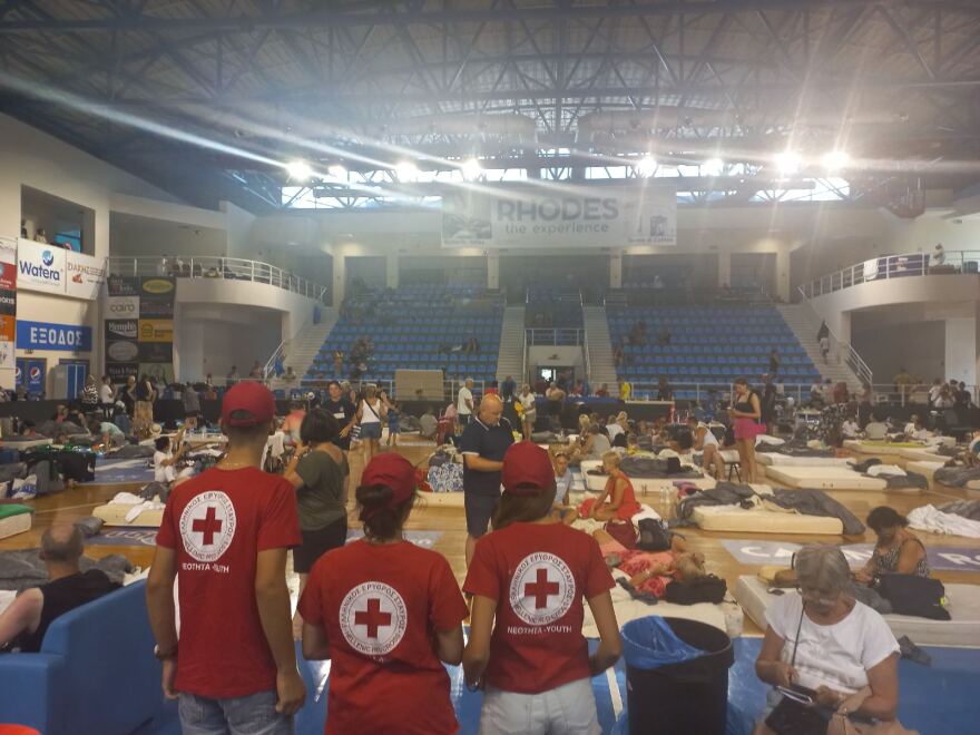 Φωτιά στη Ρόδο: Συγκινητική η ανταπόκριση των εθελοντών του Ελληνικού Ερυθρού Σταυρού (βίντεο και φωτογραφίες)