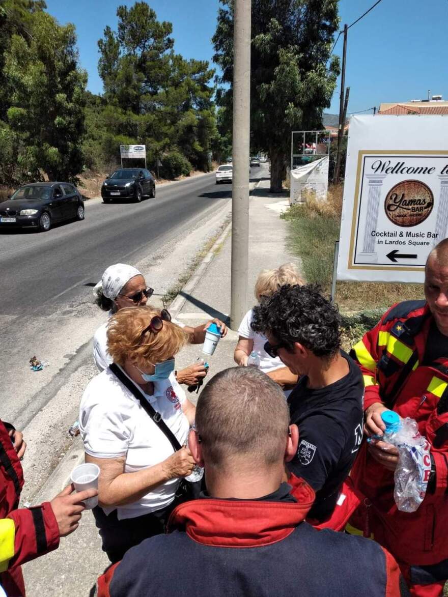 Φωτιά στη Ρόδο: Συγκινητική η ανταπόκριση των εθελοντών του Ελληνικού Ερυθρού Σταυρού (βίντεο και φωτογραφίες)