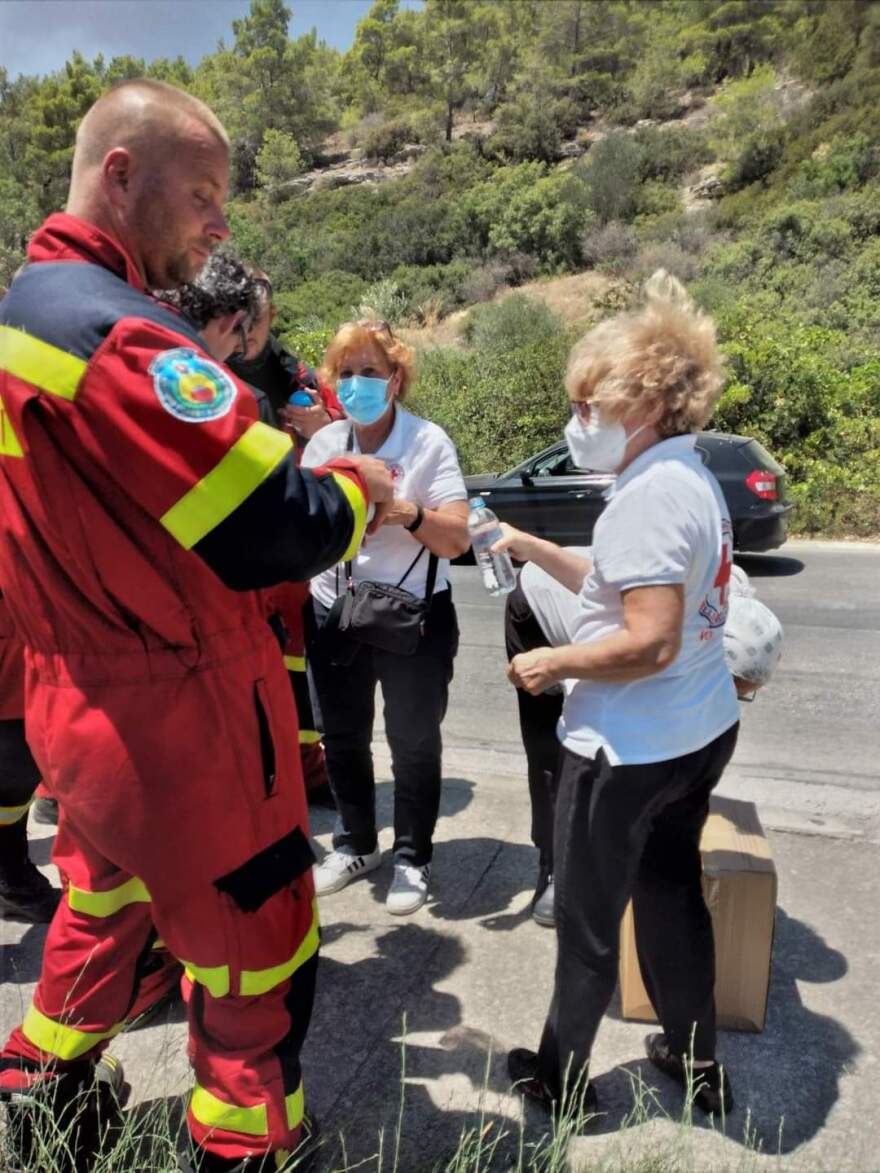 Φωτιά στη Ρόδο: Συγκινητική η ανταπόκριση των εθελοντών του Ελληνικού Ερυθρού Σταυρού (βίντεο και φωτογραφίες)