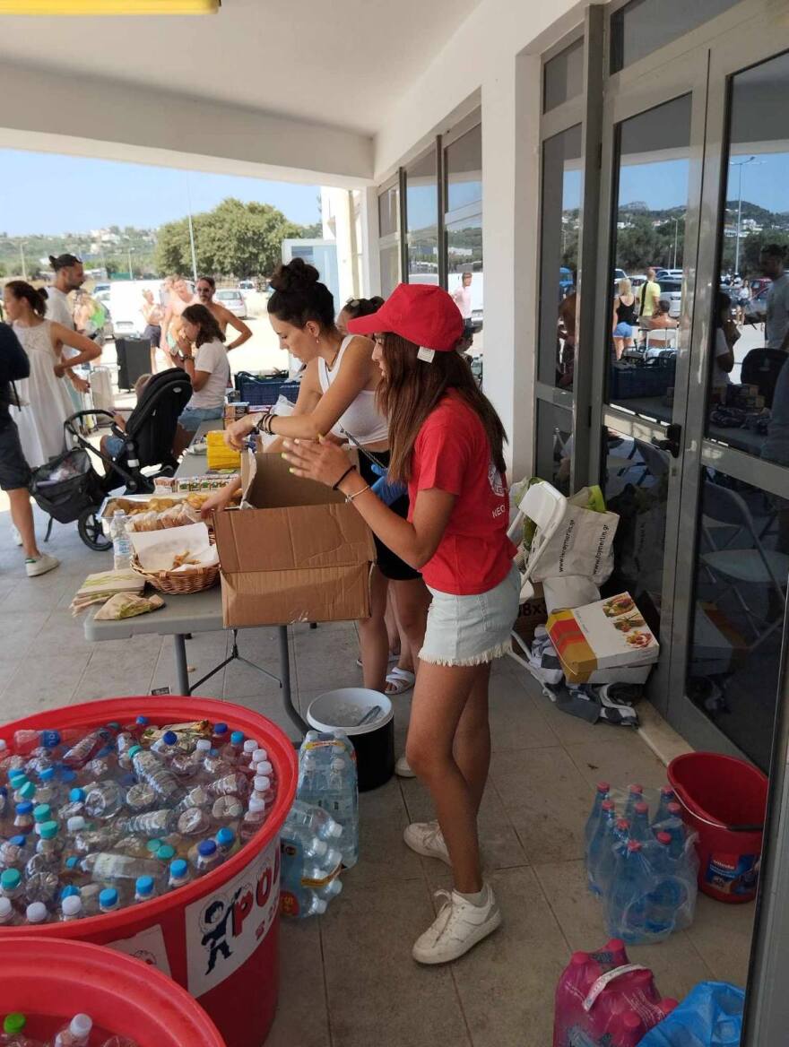 Φωτιά στη Ρόδο: Συγκινητική η ανταπόκριση των εθελοντών του Ελληνικού Ερυθρού Σταυρού (βίντεο και φωτογραφίες)