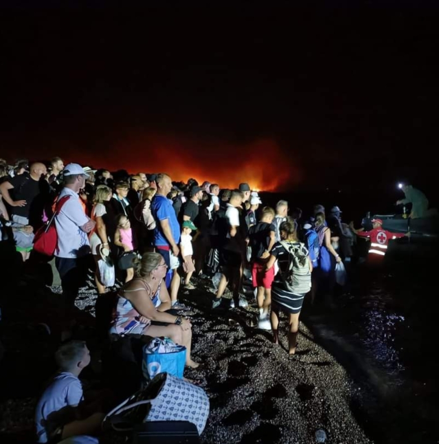Φωτιά στη Ρόδο: Συγκινητική η ανταπόκριση των εθελοντών του Ελληνικού Ερυθρού Σταυρού (βίντεο και φωτογραφίες)