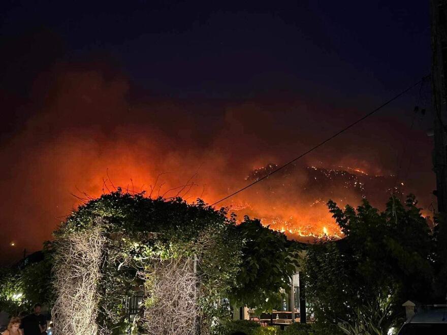 Πύρινος εφιάλτης ανά την Ελλάδα - Μάχη με τις φλόγες σε Ρόδο, Αίγιο, Κάρυστο και Κέρκυρα