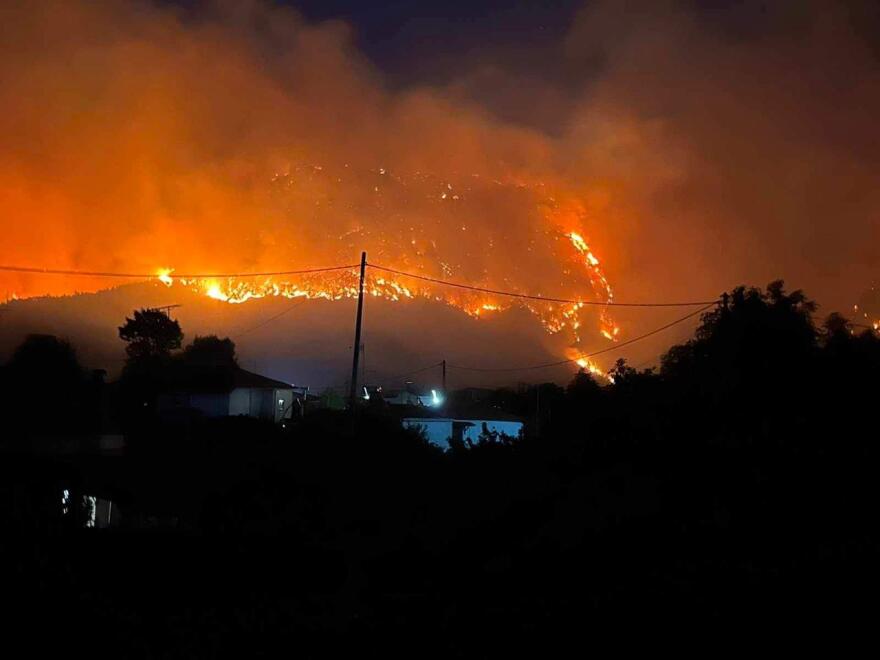 Πύρινος εφιάλτης ανά την Ελλάδα - Μάχη με τις φλόγες σε Ρόδο, Αίγιο, Κάρυστο και Κέρκυρα