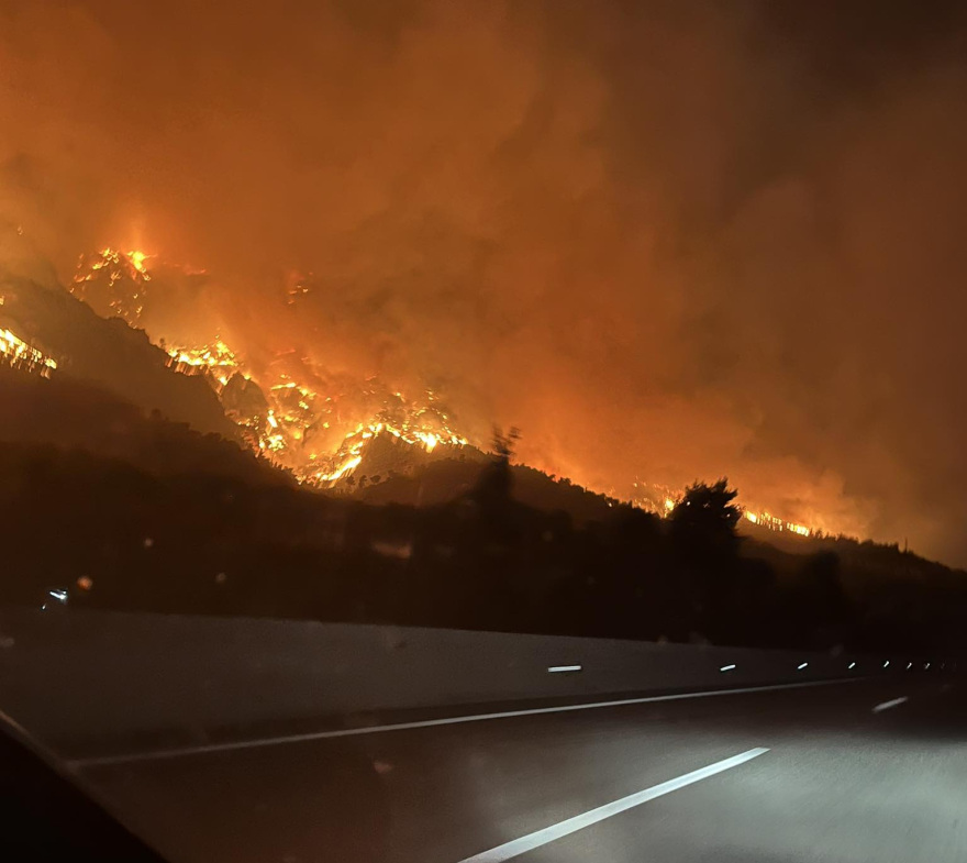Πύρινος εφιάλτης ανά την Ελλάδα - Μάχη με τις φλόγες σε Ρόδο, Αίγιο, Κάρυστο και Κέρκυρα