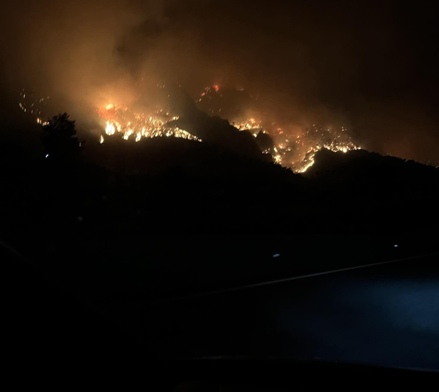 Πύρινος εφιάλτης ανά την Ελλάδα - Μάχη με τις φλόγες σε Ρόδο, Αίγιο, Κάρυστο και Κέρκυρα