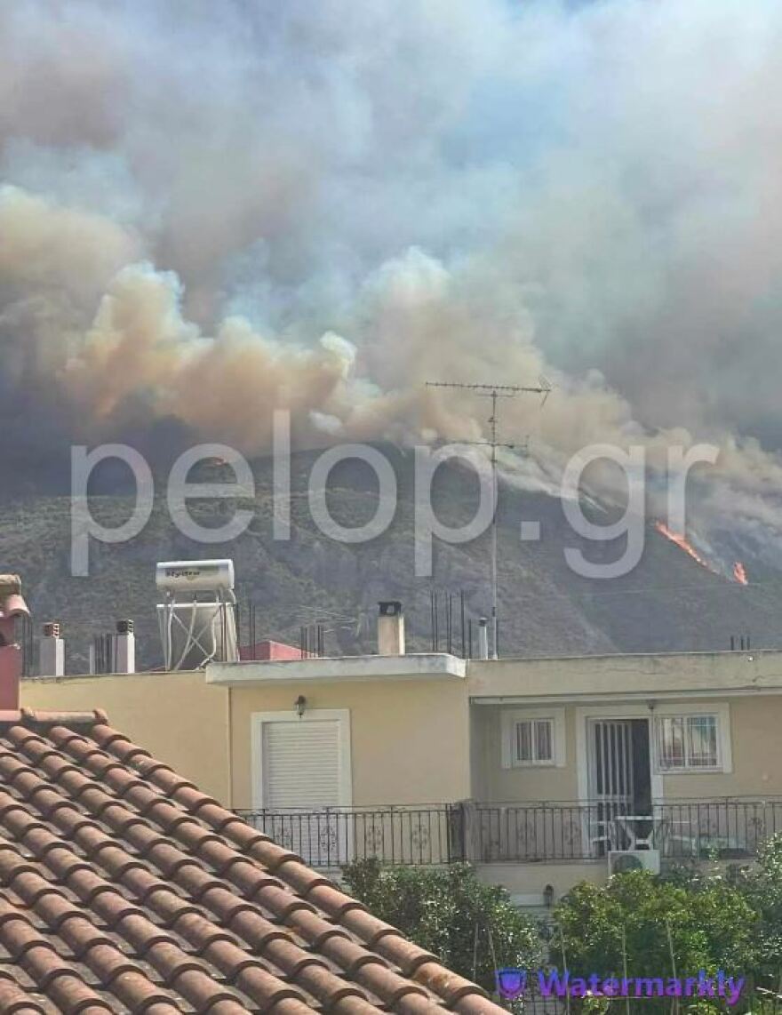 Αίγιο: Μεγάλη φωτιά στα Ζαχλωρίτικα - Έκλεισε η παλαιά εθνική οδός Πατρών-Κορίνθου