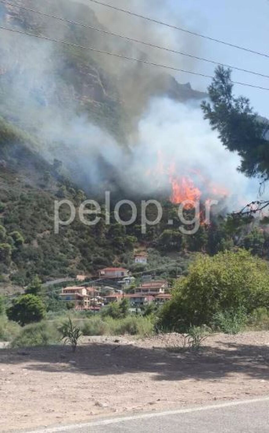 Αίγιο: Μεγάλη φωτιά στα Ζαχλωρίτικα - Έκλεισε η παλαιά εθνική οδός Πατρών-Κορίνθου