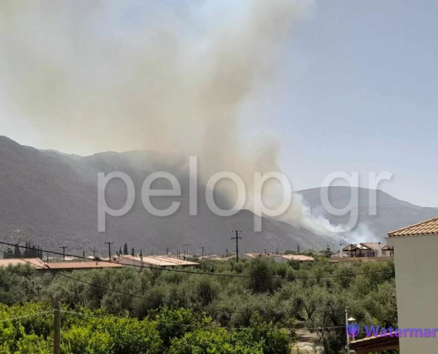 Αίγιο: Μεγάλη φωτιά στα Ζαχλωρίτικα - Έκλεισε η παλαιά εθνική οδός Πατρών-Κορίνθου