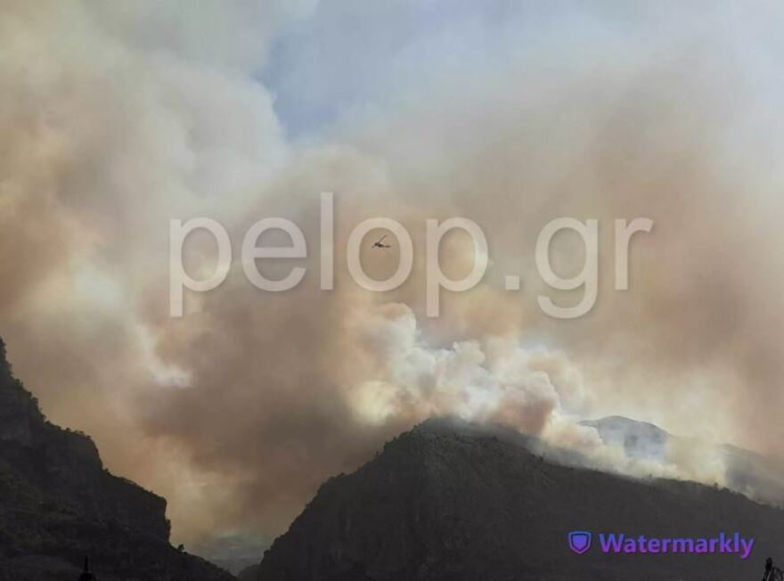 Αίγιο: Μεγάλη φωτιά στα Ζαχλωρίτικα - Έκλεισε η παλαιά εθνική οδός Πατρών-Κορίνθου