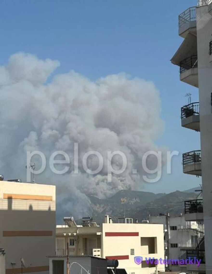 Αίγιο: Μεγάλη φωτιά στα Ζαχλωρίτικα - Έκλεισε η παλαιά εθνική οδός Πατρών-Κορίνθου