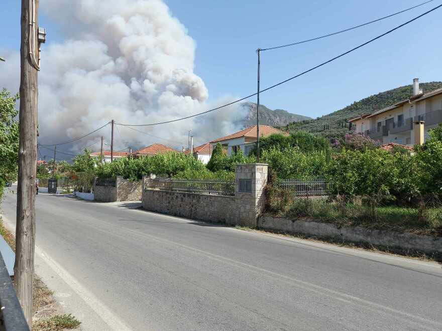 Φωτιά στο Αίγιο: Μήνυμα από το 112 για εκκένωση του οικισμού Κάστρο